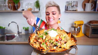 Jane de Graaff makes her cheesy, lazy one pan nachos