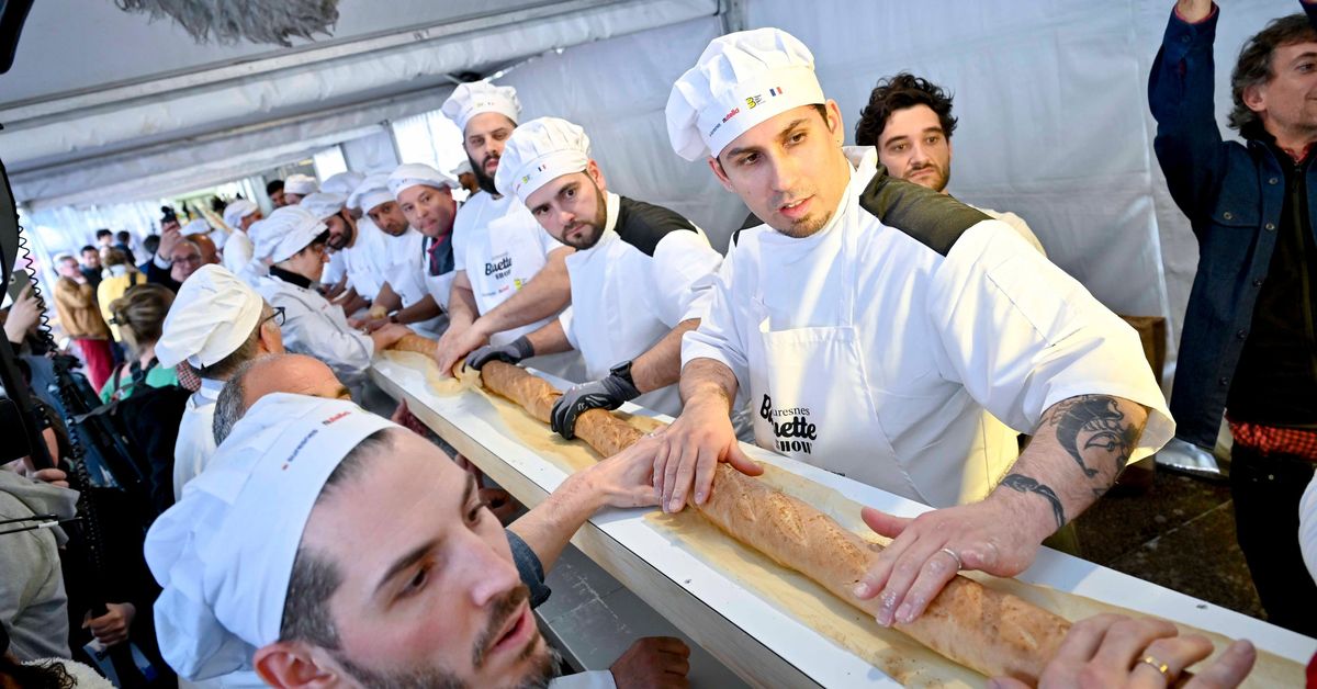 Франция восстанавливает мировой рекорд по изготовлению самого длинного багета в истории