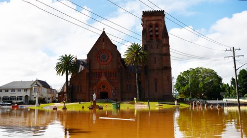 Le nettoyage commence à la cathédrale St Carthage sur Leycester St à Lismore après de graves inondations qui ont frappé la ville. 