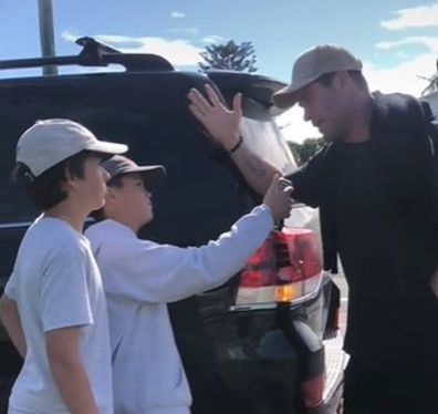 Aussie kids interview Chris Hemsworth on the street.