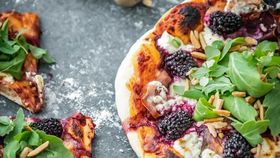 Blackberry, rocket & goat’s cheese pizza