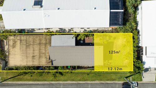A block of land seconds from the beach on the Gold Coast has set a new price record.﻿The plot in Palm Beach went for $750,000, making it Queensland's most expensive vacant land.