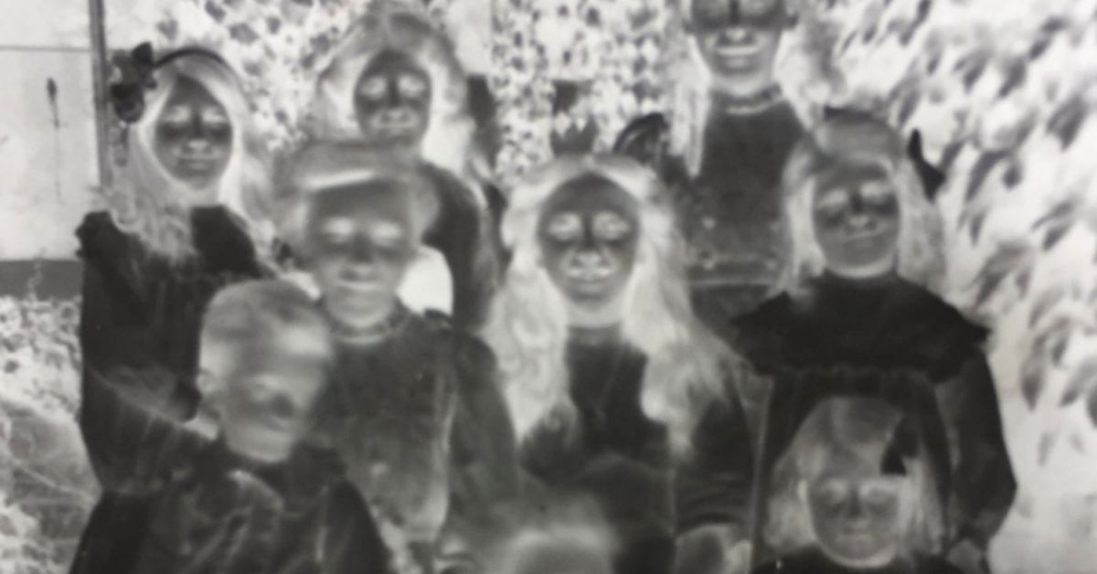 негатив пленка. фотопленка негатив. фотографические негативы. фотографические негативы. негативные фотографии.