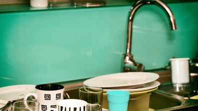 Cleaning kitchen splashback