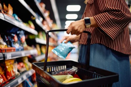 Primo piano della donna che fa la spesa nel supermercato.