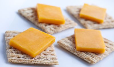 <strong>Wholegrain crackers
with low-fat cheese</strong>