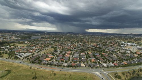 Vista aérea de uma tempestade voltada para Amaroo Gungahlin, fotografada por um drone DJI Phantom4