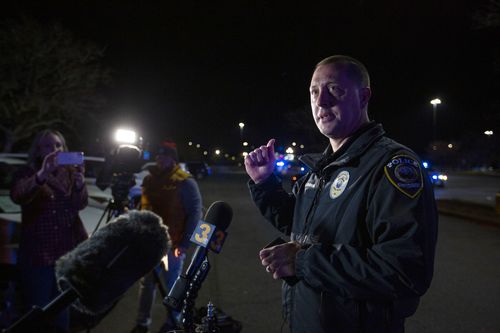 Сотрудник по связям с общественностью полиции Чесапика Лео Косински сообщает прессе обновленную информацию после массовой стрельбы в Чесапике, штат Вирджиния, Walmart, вторник, 22 ноября 2022 г. 