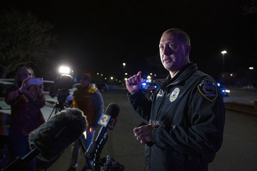 Le responsable de l'information publique de la police de Chesapeake, Leo Kosinski, fait le point avec la presse à la suite d'une fusillade de masse à Chesapeake, Virginie, Walmart, le mardi 22 novembre 2022 