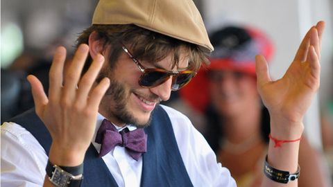 Ashton Kutcher used a 'huge prosthetic penis' for <i>Two and a Half Men</i> scene