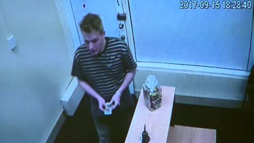 Police are looking to speak to this man. (Victoria Police)