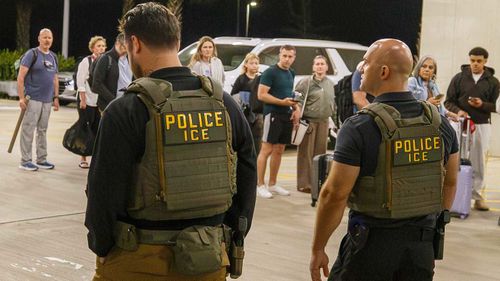 Agenti ICE fuori dall'aeroporto internazionale Louis Armstrong.