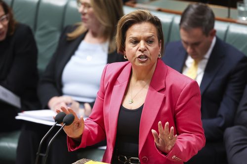 Procuradora-geral Michelle Rowland durante período de perguntas no Parlamento em Canberra na quinta-feira, 4 de setembro de 2025. fedpol Foto: Alex Ellinghausen