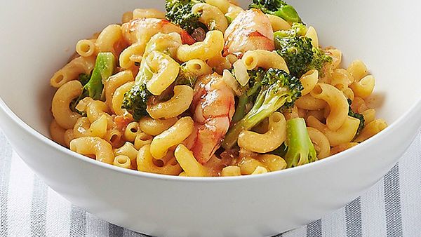 Gluten-free elbows with prawns, broccoli and ricotta sauce