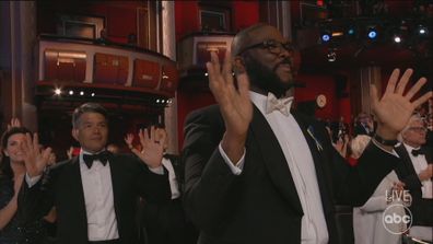 Les stars applaudissent Troy Kotsur lorsqu'il remporte le prix du meilleur acteur dans un second rôle