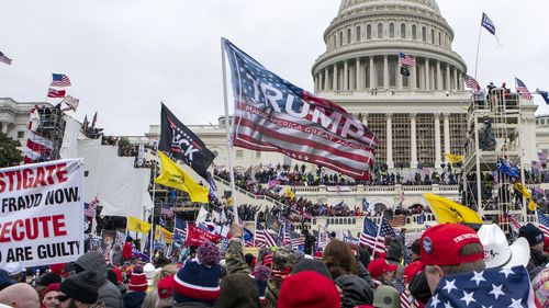 2021 年 1 月 6 日，忠于唐纳德·特朗普总统的抗议者聚集在华盛顿的美国国会大厦。