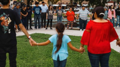 Locuitorii din Ovaldi se adună pentru o priveghere de rugăciune după împușcăturile în masă din Texas