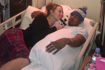 Mariah Carey's hubby, singer Nick Cannon, ended up in an Aspen hospital after New Year, suffering "mild kidney failure." Mimi tweeted this pic of herself and Nick from inside his hospital ward.