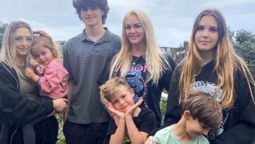 Raechelle Chase adored her five children and loved being a Nana. From left Anna,25, with Savannah, 4, Kingston, 18, Raechelle, Dior-Rose, 17, Carlos,7 and Jax, 8.