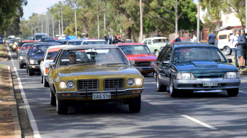 A parade of Holden cars of all ages driven by Holden fans pay their respects as they drive along Philip Highway. (AAP)