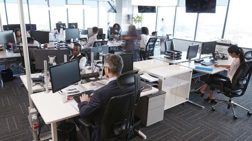 Interior do escritório de plano aberto moderno ocupado com funcionários