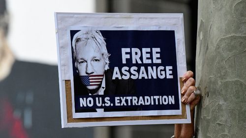 Protesters call on the Australian government to defend Julian Assange.