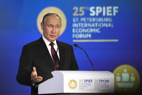 Președintele rus Vladimir Putin se adresează sesiunii plenare a Forumului Economic Internațional de la Sankt Petersburg de la Sankt Petersburg, Rusia, vineri, 17 iunie 2022. Putin și-a început discursul la Forumul Economic Internațional de la Sankt Petersburg cu o condamnare îndelungată a țărilor pe care susține că vor să le slăbească Rusia, inclusiv Statele Unite, care a spus: "Ei și-au declarat victoria în Războiul Rece și mai târziu s-au considerat mesageri ai lui Dumnezeu pe planeta Pământ." (AP Foto / D