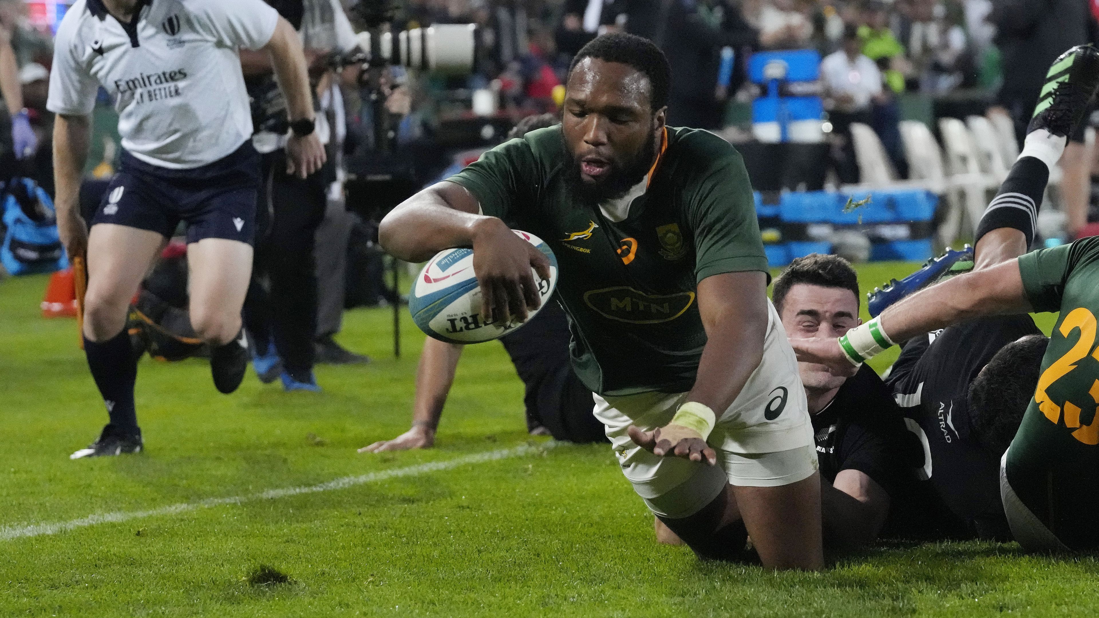 South Africa&#x27;s Lukhanyo Am scores a try at Ellis Park.
