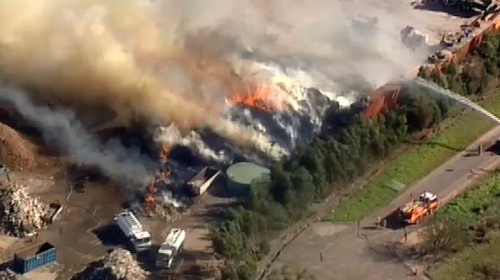 Large amounts of smoke issued from the blaze in Wantirna South. (9NEWS)