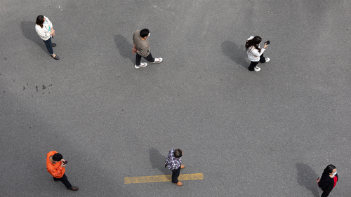 Le persone si mettono in fila per sottoporsi al test per Covid-19 in una zona residenziale il 22 aprile 2022 a Shanghai, in Cina.  (Photo by Getty Images / Getty Images)