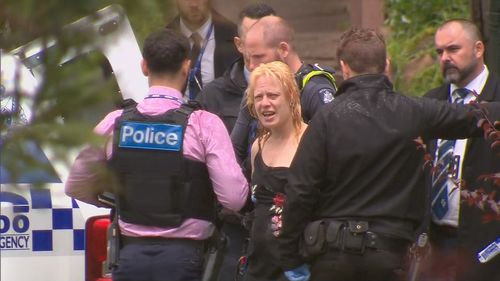 Une femme de 41 ans a été arrêtée après la mort d'un homme dans une attaque au couteau présumée dans le nord-ouest de Melbourne.
