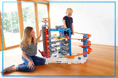 9PR: Hot Wheels Roll Out Raceway Track Set, Storage Bucket Unrolls into 5-Lane Racetrack for Multi-Car Play