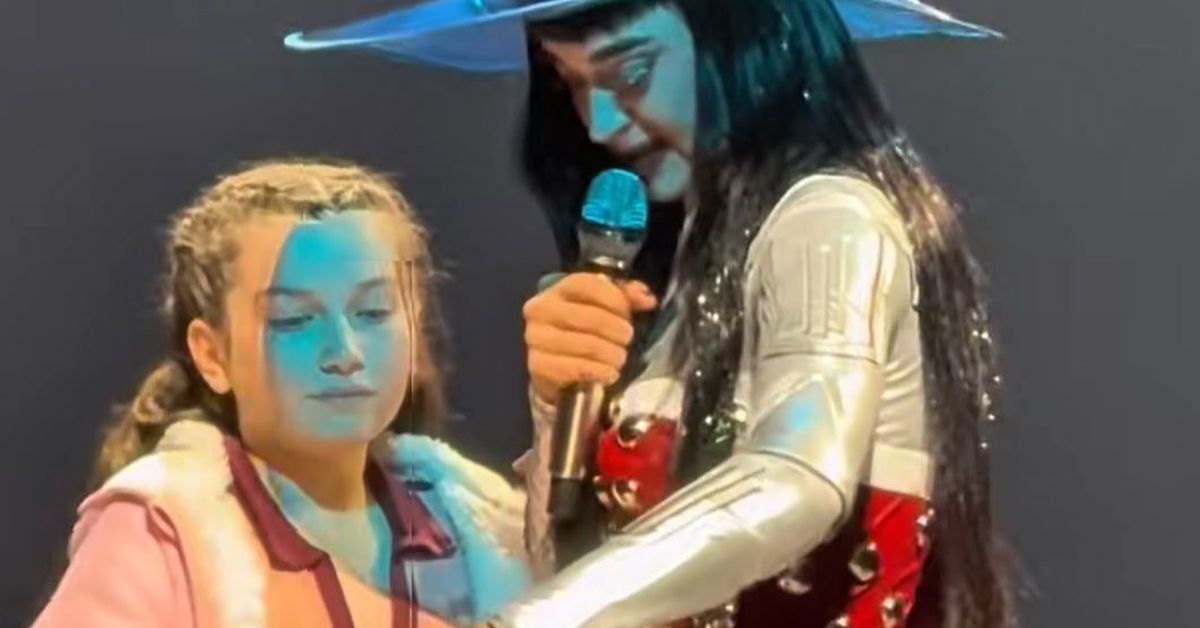 Katy Perry tears up after reading fan's heartbreaking sign