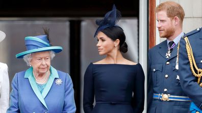 Królowa Elżbieta z Harrym i Meghan Tropping the Color.