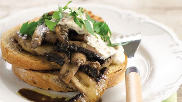 Crostini with garlic mushrooms