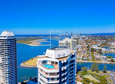 The breathtaking Gold Coast penthouse, once owned by the late Sir Jack Brabham, failed to sell at auction with agents now taking expressions of interest.