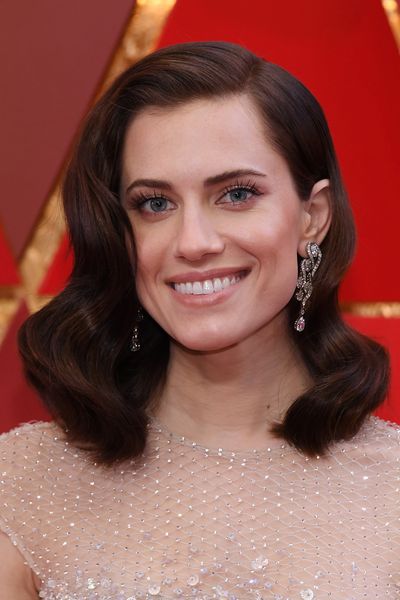 Allison Williams stole the show with classic old-Hollywood waves, black lined lids and peach lips.