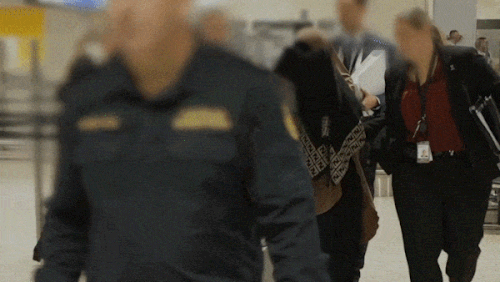 Una cosiddetta sposa dell'Isis viene scortata in custodia da agenti federali.