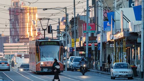 Un tramway en route vers Coburg est vu sur Sydney Road à Brunswick, qui se trouve dans le conseil Moreland de Melbourne à Melbourne, Australie, le 29 juin 2020.