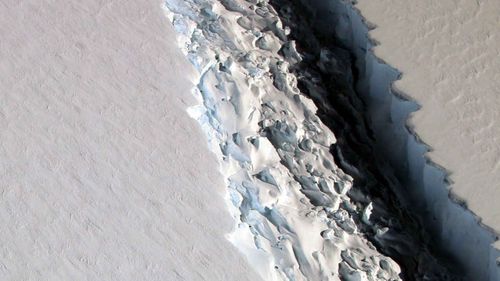 Football field wide crack lengthens on Antarctic ice shelf