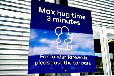 dunedin airport maximum three minute hug time sign