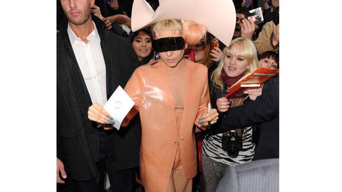 Lady Gaga wears a condom dress - 9Celebrity Lady Gaga wears a condom dress - 9Celebrity