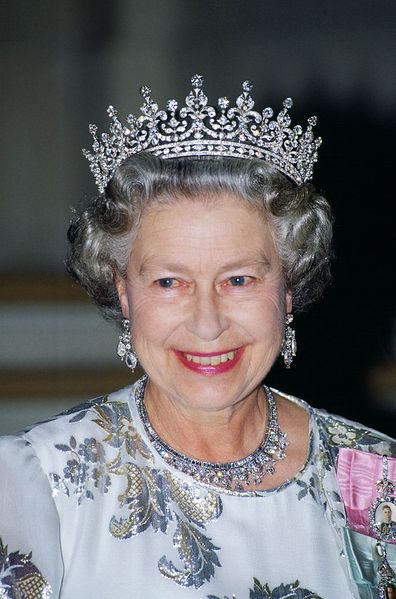 Queen Elizabeth attends Paris banquet 1992.