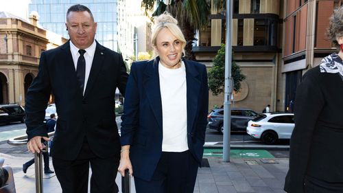 Rebel Wilson arriva per testimoniare per il terzo giorno consecutivo durante il suo processo per diffamazione.