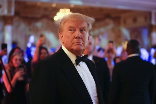 Le président Donald Trump arrive pour prendre la parole lors d'un événement à Mar-a-Lago, le vendredi 18 novembre 2022, à Palm Beach, en Floride
