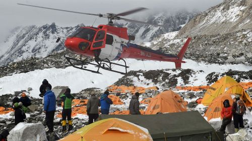 Choppers rescue injured Mount Everest avalanche victims