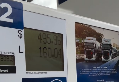 O casal de Sydney, Lisa e Blake Walsh, colocou sua casa à venda no ano passado e levou seus dois filhos na aventura de sua vida.