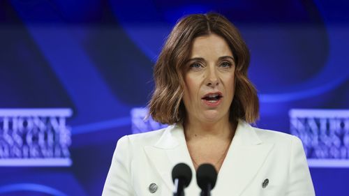 Anika Wells, Ministra das Comunicações e Ministra do Esporte, durante um discurso no Australian National Press Club em Canberra na quarta-feira, 3 de dezembro de 2025. Fedpol Foto: Alex Ellinghausen