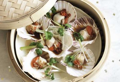 Steamed scallops with ginger and soy