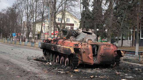 Un transport de trupe blindat distrus se află în piața centrală a orașului Makariv din Ucraina.